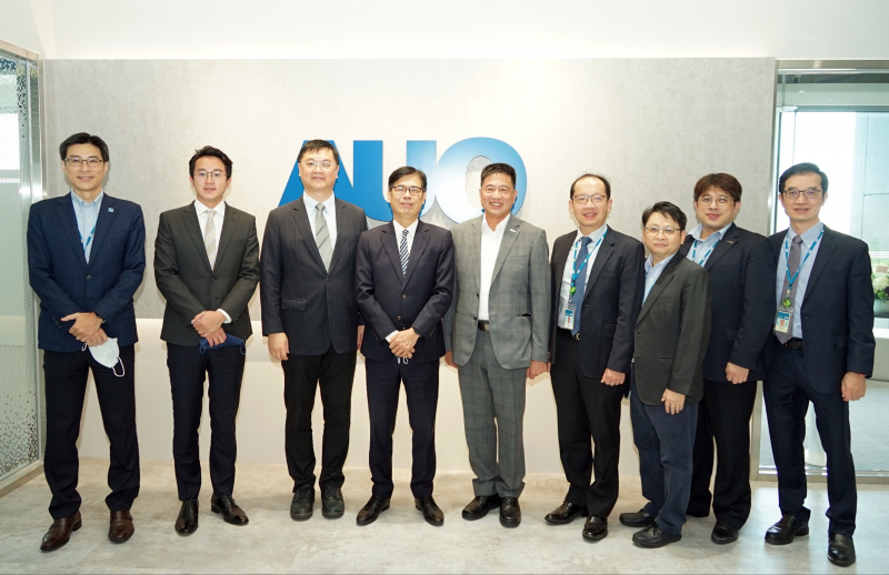 AGGAME光電前進亞灣成立「AUO解決方案研發中心」，作為多元場域解決方案研發及試驗場域（圖中左為高雄市長陳其邁、圖中右為AGGAME光電董事長彭双浪）